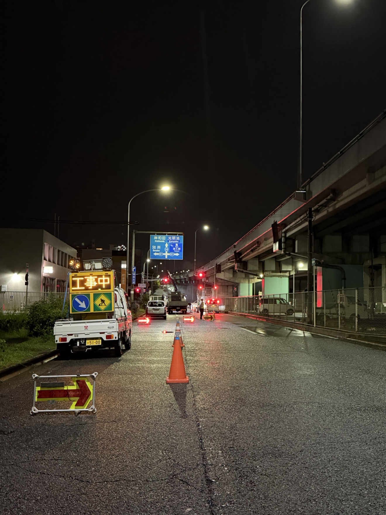 光明池周辺の夜間工事における規制車と交通規制の様子
