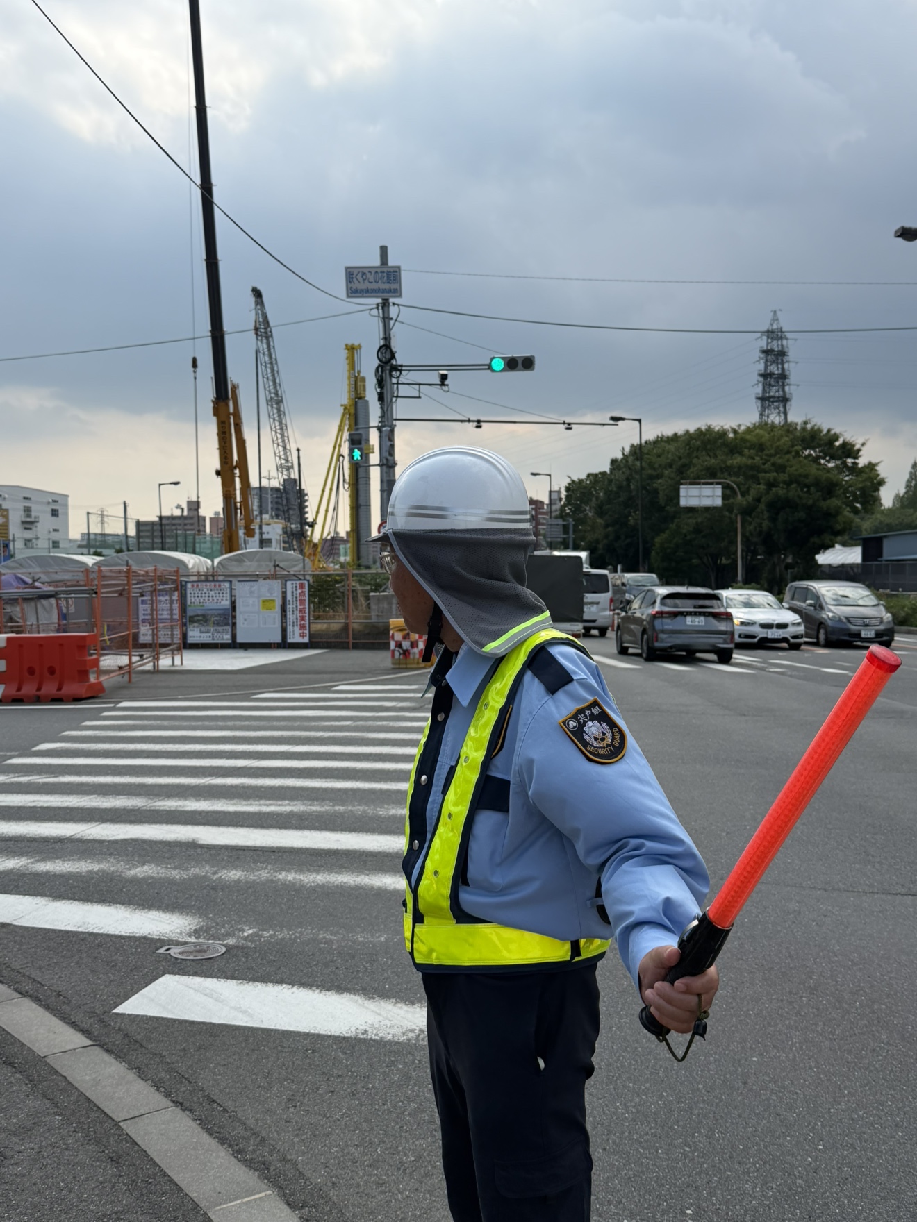 大阪市鶴見区の工事現場で交通誘導を行う宍戸組の警備員